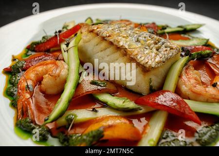 Steak de poisson frit avec crevettes et légumes Banque D'Images