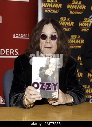 Rocker Ozzy Osbourne signe des copies de son nouveau livre 'I am Ozzy' à Borders Books and Music sur Avenue of the Arts à Philadelphie, PA. 1/27/10. Banque D'Images