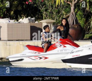 - Les fils de Sean P Diddy Combs Quincy et Justin jouent sur des motomarines près de la maison en bord de mer de leur père avec quelques compagnes féminines. Le plus jeune des deux a été tiré par un bateau de police de Miami peut-être pour aller trop vite après que Diddy avait reculé à l'intérieur. D'autres clients, dont Janice Combs, la mère de Diddy, se détendent sur le quai en admirant le coucher du soleil. Miami Beach, FL, 11/28/09. Banque D'Images