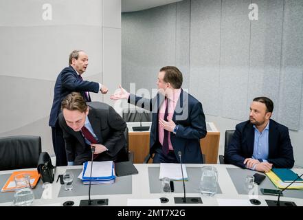 LA HAYE - (VLNR) Hans Vijlbrief, Secrétaire d'Etat à l'exploitation minière, Henk Nijboer (PVDA), et Alexander Kops (PVV) lors d'un débat en commission à la Chambre des représentants sur l'extraction de gaz à Groningen. ANP BART MAAT pays-bas hors - belgique hors Banque D'Images
