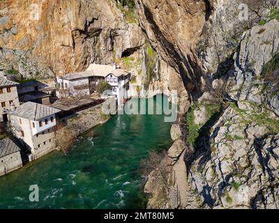 Vue aérienne par drone de Tekija à Blagaj en BiH. La Tekija, maison derviche, située à la source de la rivière Buna. Banque D'Images