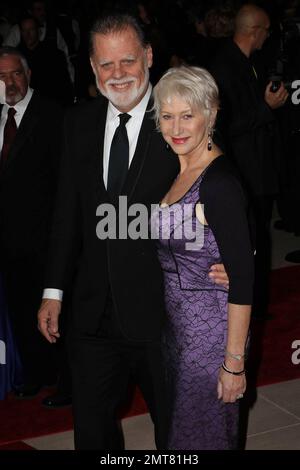 Dame Helen Mirren et son mari Taylor Hackford sont très amoureux du tapis rouge lors du gala annuel des prix du Festival international du film de Palm Springs 22nd, qui s'est tenu au Centre de congrès de Palm Springs. Palm Springs, Californie 01/08/11. Banque D'Images