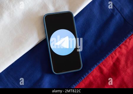 Illustration montrant le logo de l'application Telegram Messenger affiché sur un téléphone portable avec les couleurs du drapeau russe. 1 février 2023. Credit: Stanislav Kogiku/AFLO/Alay Live News Banque D'Images