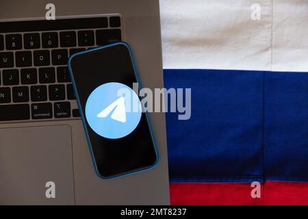 Illustration montrant le logo de l'application Telegram Messenger affiché sur un téléphone portable avec les couleurs du drapeau russe. 1 février 2023. Credit: Stanislav Kogiku/AFLO/Alay Live News Banque D'Images