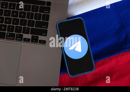 Illustration montrant le logo de l'application Telegram Messenger affiché sur un téléphone portable avec les couleurs du drapeau russe. 1 février 2023. Credit: Stanislav Kogiku/AFLO/Alay Live News Banque D'Images