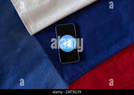 Illustration montrant le logo de l'application Telegram Messenger affiché sur un téléphone portable avec les couleurs du drapeau russe. 1 février 2023. Credit: Stanislav Kogiku/AFLO/Alay Live News Banque D'Images