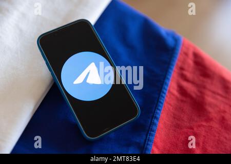 Illustration montrant le logo de l'application Telegram Messenger affiché sur un téléphone portable avec les couleurs du drapeau russe. 1 février 2023. Credit: Stanislav Kogiku/AFLO/Alay Live News Banque D'Images