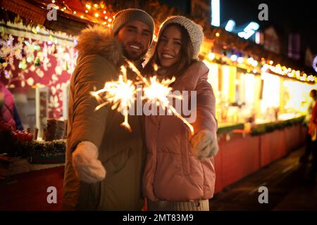 Un couple heureux passe du temps à la foire de Noël Banque D'Images