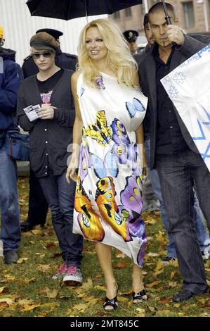 Pamela Anderson porte une robe printanière colorée lors d'une journée très rêveuse à Toronto alors qu'elle est rejointe par le designer de mode Richie Rich et le vice-président du PETA Dan Mathews pour dévoiler la nouvelle campagne de PETA contre l'abattage commercial de phoques au Canada. La série publicitaire présente PAM et d'autres célébrités qui appellent à la fin du massacre annuel des bébés phoques, la plus grande tuerie de masse de mammifères marins au monde. Dans le cadre de l'événement, elle a posé en embrassant un « bébé sceau » géant à l'extérieur de l'édifice de l'Assemblée législative de l'Ontario. « Je ne peux qu'espérer qu'en portant l'attention sur l'abattage, le tollé international va nous pardonner Banque D'Images