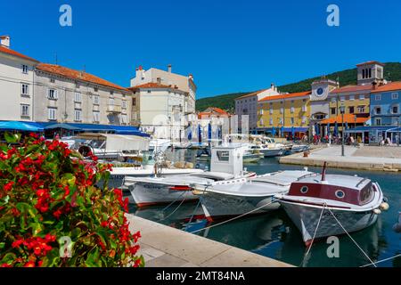 09.02.2019. Cres, Croatie: Loggia municipale et maisons colorées de la vieille ville de Cres baie port avec des gens . Banque D'Images