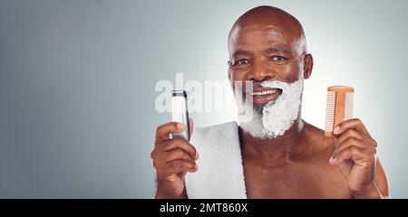 Homme noir, barbe et rasage avec rasoir, crème ou peigne dans les cosmétiques pour le soin de la peau, le toilettage ou le soin de soi sur fond gris studio. Portrait de Banque D'Images