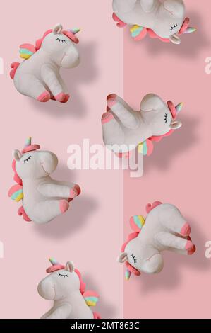 Joli motif en peluche licorne sur fond rose Banque D'Images