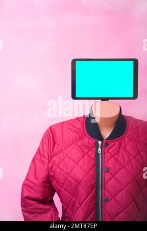 IA intelligence concept. Un mannequin dans une veste avec un moniteur sur sa tête. Fond rose. Maquette. Banque D'Images