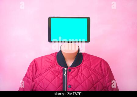 IA intelligence concept. Un mannequin dans une veste avec un moniteur sur sa tête. Fond rose. Maquette. Banque D'Images