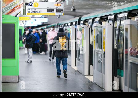 L'illustration montre la plate-forme d'une station de métro parisienne (métro RATP ou Metropolitain), avec des personnes (passagers) à Paris, France sur 31 janvier 2023. Les syndicats ont appelé à une grève et à d'autres manifestations pour protester contre le projet de loi sur la réforme des retraites. Photo de Victor Joly/ABACAPRESS.COM Banque D'Images