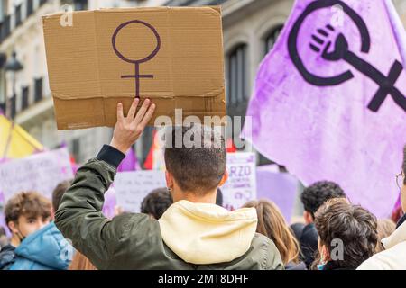 Madrid, Espagne; 03082022: Jeunes féministes avec des pancartes sur la foule d'une journée internationale des femmes manifestations dans les rues de Madrid Banque D'Images