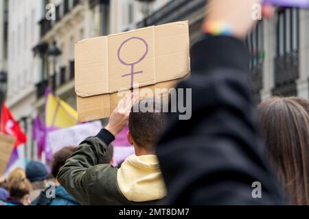 Madrid, Espagne; 03082022: Jeunes féministes avec des pancartes sur la foule d'une journée internationale des femmes manifestations dans les rues de Madrid Banque D'Images