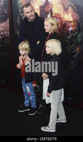 Liev Schreiber et Naomi Watts assistent à la première de 'Pan' à New York au théâtre Ziegfeld à New Tork City, New York, sur 4 octobre 2015. Banque D'Images