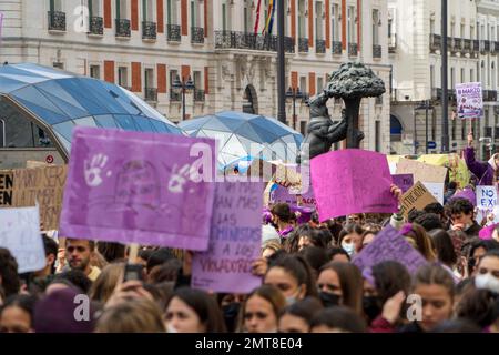 Madrid, Espagne; 03082022: Jeunes étudiants féministes avec des pancartes sur la foule d'une journée internationale des femmes manifestations dans les rues de Madrid à sol Banque D'Images