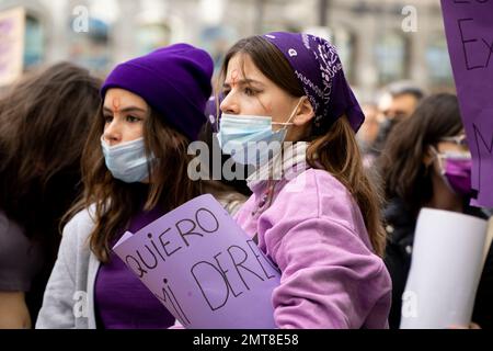 Madrid, Espagne; 03082022: Jeunes femmes féministes avec des pancartes sur la foule d'une journée internationale des femmes manifestations dans les rues de Madrid Banque D'Images