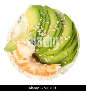 Gâteau de riz soufflé avec crevettes et avocat isolé sur blanc, vue de dessus Banque D'Images