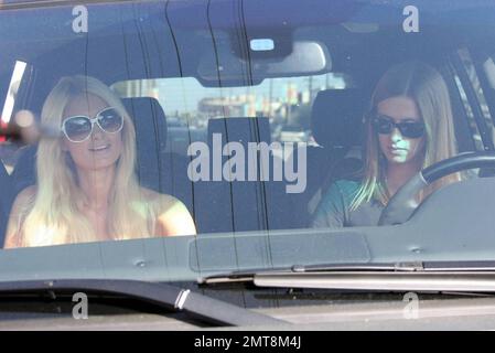 Paris et Nicky Hilton passent un après-midi avec leur mère Kathy à West Hollywood. Les deux sœurs sont tombées au Toast pour un déjeuner avant de faire du shopping et de partir pour continuer leur journée ensemble. West Hollywood, Californie. 3/26/10. . Banque D'Images