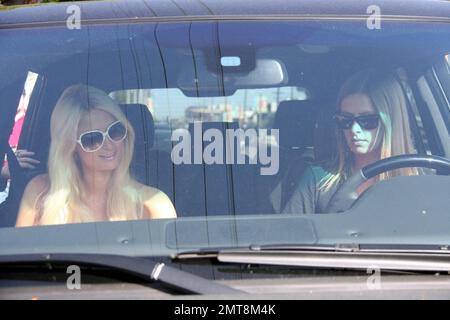 Paris et Nicky Hilton passent un après-midi avec leur mère Kathy à West Hollywood. Les deux sœurs sont tombées au Toast pour un déjeuner avant de faire du shopping et de partir pour continuer leur journée ensemble. West Hollywood, Californie. 3/26/10. . Banque D'Images