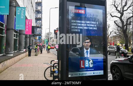 Brighton, Royaume-Uni, le 1st février 2023 - un palissade publicitaire électronique fait ressortir une photo du Premier ministre Rishi Sunak alors que les membres du syndicat universitaire et universitaire font la grève devant l'université de Brighton ce matin, un demi-million de travailleurs devant s'y rendre La Grande-Bretagne aujourd'hui : crédit Simon Dack / Alamy Live News Banque D'Images