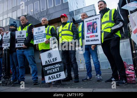 Londres, Royaume-Uni. 1st févr. 2023. Ligne de piquetage à la gare d'Euston. Les conducteurs de train, de l'ASLEF, frappent sur 1 février après avoir rejeté une augmentation de salaire de 4%. Crédit : Mark Thomas/Alay Live News Banque D'Images