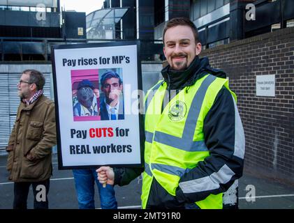 Londres, Royaume-Uni. 1st févr. 2023. Ligne de piquetage à la gare d'Euston. Les conducteurs de train, de l'ASLEF, frappent sur 1 février après avoir rejeté une augmentation de salaire de 4%. Crédit : Mark Thomas/Alay Live News Banque D'Images