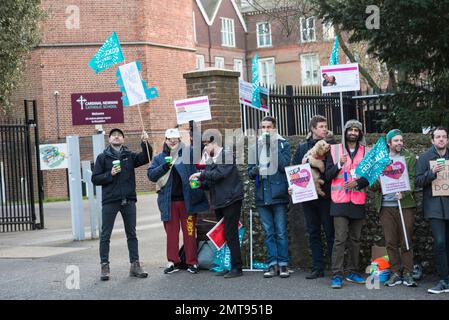 Brighton et Hove, East Sussex. 1st février 2023. Grève des enseignants. Les membres de l'Union nationale de l'éducation (NEU) en Angleterre et au pays de Galles ont massivement voté pour la grève dans la campagne pour une augmentation de salaire entièrement financée, au-dessus de l'inflation. Outre les enseignants, le personnel de l'université, les travailleurs ferroviaires et la fonction publique sont également en grève. Les syndicats disent que c'est le plus grand jour de grève depuis plus d'une décennie, avec plus d'un demi-million de travailleurs en grève. Banque D'Images