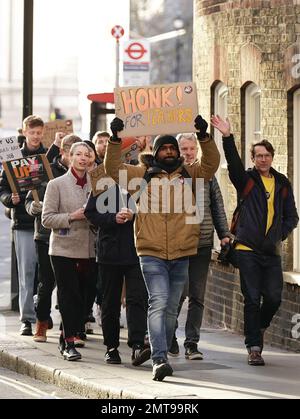 Des enseignants étonnants marchent vers le ministère de l'éducation, à Westminster. Environ 100 000 fonctionnaires de 124 ministères, de la Force frontalière, des musées et d'autres organismes gouvernementaux sont en grève dans le cadre d'un conflit d'emploi, de rémunération et de conditions. Date de la photo: Mercredi 1 février 2023. Banque D'Images