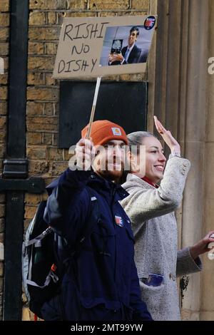 Des enseignants étonnants marchent vers le ministère de l'éducation, à Westminster. Environ 100 000 fonctionnaires de 124 ministères, de la Force frontalière, des musées et d'autres organismes gouvernementaux sont en grève dans le cadre d'un conflit d'emploi, de rémunération et de conditions. Date de la photo: Mercredi 1 février 2023. Banque D'Images