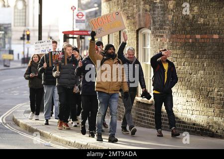 Des enseignants étonnants marchent vers le ministère de l'éducation, à Westminster. Environ 100 000 fonctionnaires de 124 ministères, de la Force frontalière, des musées et d'autres organismes gouvernementaux sont en grève dans le cadre d'un conflit d'emploi, de rémunération et de conditions. Date de la photo: Mercredi 1 février 2023. Banque D'Images