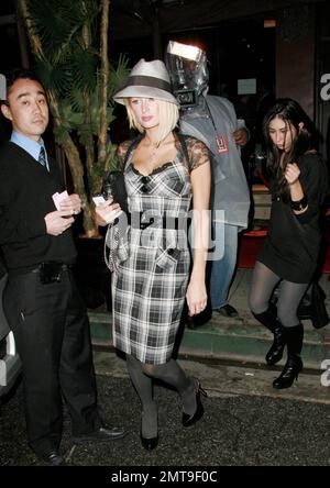 Jamais le caméléon, socialite Paris Hilton sports deux couleurs de cheveux en une nuit. Hilton, vêtu de la même tenue, arbore sa couleur blonde de platine de marque pendant que vous dînez au restaurant de crustacés seulement pour sortir de la boîte de nuit Hollywood Hotspot Falcon quelques heures plus tard avec une chevelure plus foncée. A-t-elle teint ses cheveux avant de s'en prendre à la nuit ou s'agit-il d'une perruque pour essayer de se moquler devant les photographes ? Los Angeles, Californie. 1/28/08. Banque D'Images