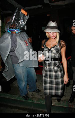 Jamais le caméléon, socialite Paris Hilton sports deux couleurs de cheveux en une nuit. Hilton, vêtu de la même tenue, arbore sa couleur blonde de platine de marque pendant que vous dînez au restaurant de crustacés seulement pour sortir de la boîte de nuit Hollywood Hotspot Falcon quelques heures plus tard avec une chevelure plus foncée. A-t-elle teint ses cheveux avant de s'en prendre à la nuit ou s'agit-il d'une perruque pour essayer de se moquler devant les photographes ? Los Angeles, Californie. 1/28/08. Banque D'Images