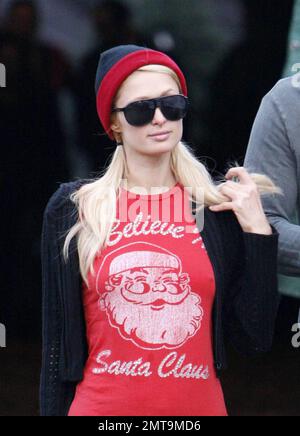 Paris Hilton ressemble à l'un des petits assistants du Père Noël portant un t-shirt « Je crois au Père Noël ». Hilton a passé l'après-midi à faire du shopping dans le sapin de Noël avec son ami Doug Reinhardt au MR Greentrees à West Hollywood. Los Angeles, CA 12/6/09 Banque D'Images