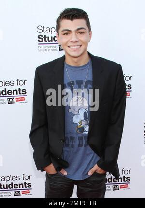 Adam Irigoyen arrive au « Party » for A cause for Kids in Need organisé par Staples, DoSomething.org ans, l'actrice Bella Thorne et Young Hollywood au Globe Theatre de Universal Studios à Los Angeles, Californie. 22nd juillet 2012. Banque D'Images
