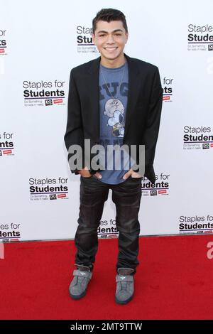 Adam Irigoyen arrive au « Party » for A cause for Kids in Need organisé par Staples, DoSomething.org ans, l'actrice Bella Thorne et Young Hollywood au Globe Theatre de Universal Studios à Los Angeles, Californie. 22nd juillet 2012. Banque D'Images