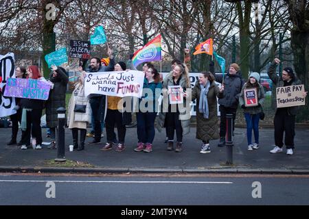 Manchester, Royaume-Uni. 01st févr. 2023. Les enseignants se tournent vers les lignes de piquetage autour du Grand Manchester. Des milliers de membres de l'Union nationale de l'éducation (NEU) prennent les lignes de piquetage en raison des années de réduction de salaire du gouvernement et de ne pas augmenter les salaires pour s'aligner sur l'inflation. Credit: Andy Barton/Alay Live News Banque D'Images