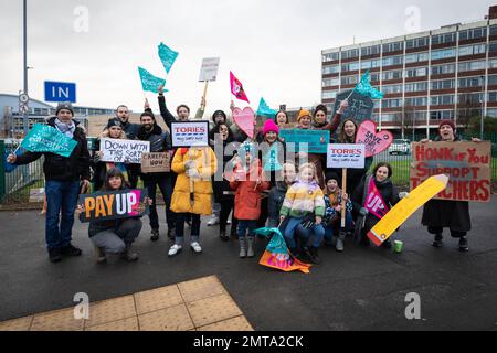 Manchester, Royaume-Uni. 01st févr. 2023. Les enseignants se tournent vers les lignes de piquetage autour du Grand Manchester. Des milliers de membres de l'Union nationale de l'éducation (NEU) prennent les lignes de piquetage en raison des années de réduction de salaire du gouvernement et de ne pas augmenter les salaires pour s'aligner sur l'inflation. Credit: Andy Barton/Alay Live News Banque D'Images