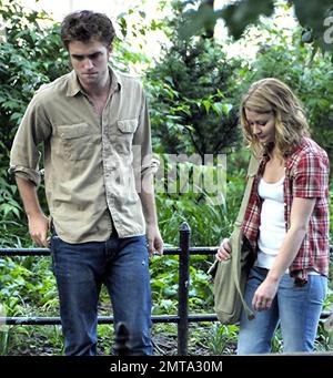 Robert Pattinson, star de la « Twilight Saga: New Moon », filme une scène avec Emilie de Ravin sur le décor de son nouveau film « Remember Me », qui doit être tourné dans les théâtres en 2010. New York, NY. 7/2/09. Banque D'Images