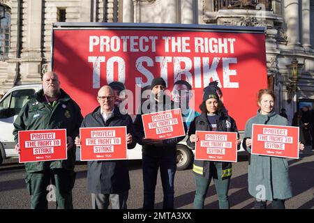 Paul Nowak(2nd-gauche), secrétaire général du Congrès des syndicats (TUC), se joint aux membres du syndicat lorsqu'ils se réunissent à l'extérieur du Westminster Central Hall, à Londres, avant une marche et se rallient aux plans controversés du gouvernement pour une nouvelle loi sur les niveaux de service minimum pendant les grèves. Date de la photo: Mercredi 1 février 2023. Banque D'Images