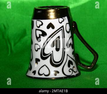 Verres ou tasses pour l'eau potable sous forme de café, thé ou autres. En céramique avec motif photo. Banque D'Images