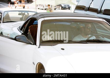 EXCLUSIF !! Eli Roth et sa petite amie Peaches Geldof s'arrêtent à une station-service de Hollywood pour le carburant. Alors que Peaches, fille de Bob Geldof, est à l'intérieur d'acheter un thé glacé, Eli plaisantait avec notre photographe, brandcasant une batte de baseball imitant son personnage « Inglourious Basterds ». Les pêches semblaient subdulées dans un baiser tourbillonnant et racontent des reportages sur un stand de nuit alimenté par de l'héroïne avec un étudiant américain connu uniquement sous le nom de « Ben ». Los Angeles, Californie. 3/27/10. l Banque D'Images