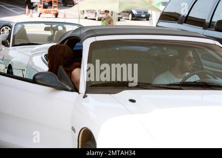 EXCLUSIF !! Eli Roth et sa petite amie Peaches Geldof s'arrêtent à une station-service de Hollywood pour le carburant. Alors que Peaches, fille de Bob Geldof, est à l'intérieur d'acheter un thé glacé, Eli plaisantait avec notre photographe, brandcasant une batte de baseball imitant son personnage « Inglourious Basterds ». Les pêches semblaient subdulées dans un baiser tourbillonnant et racontent des reportages sur un stand de nuit alimenté par de l'héroïne avec un étudiant américain connu uniquement sous le nom de « Ben ». Los Angeles, Californie. 3/27/10. l Banque D'Images