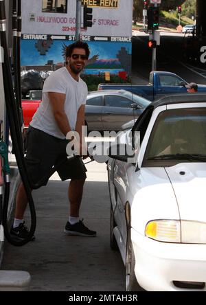 EXCLUSIF !! Eli Roth et sa petite amie Peaches Geldof s'arrêtent à une station-service de Hollywood pour le carburant. Alors que Peaches, fille de Bob Geldof, est à l'intérieur d'acheter un thé glacé, Eli plaisantait avec notre photographe, brandcasant une batte de baseball imitant son personnage « Inglourious Basterds ». Les pêches semblaient subdulées dans un baiser tourbillonnant et racontent des reportages sur un stand de nuit alimenté par de l'héroïne avec un étudiant américain connu uniquement sous le nom de « Ben ». Los Angeles, Californie. 3/27/10. l Banque D'Images