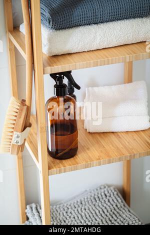 Étagères en bois dans la salle de bains avec serviettes et accessoires de salle de bains. Respectueux de l'environnement, aucun gaspillage. Banque D'Images