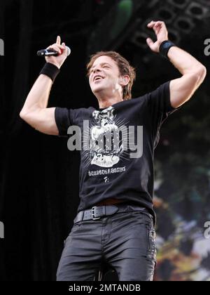 Ben Mount, du groupe australien d'électronique Pendulum, se produit en direct pendant le Sonisphère Festival, un événement musical de rock, métal, électro et punk qui a lieu à Knebworth House and Park. Knebworth, Royaume-Uni. 08/01/10. . Banque D'Images