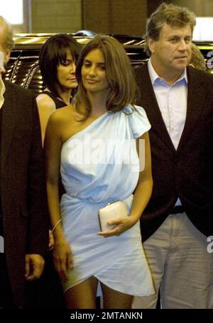 Parmi les rapports, elle attend son premier enfant avec l'amour de longue date Javier Bardem, Penelope Cruz assiste à la projection de 'Broken Gus' au Festival International du film de Toronto. Toronto, ONT. 9/10/09. Banque D'Images